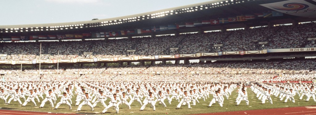 Duizend zwarte banders bij de opening van de Olympische Spelen in Seoel. Taekwondo werd in 1988 als demonstratiesport geïntroduceerd. </em
